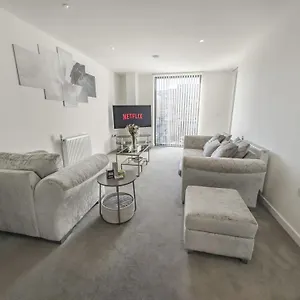 Greenwich With A River View & Balcony Near The 02 Arena & North Greenwich With Free Wifi & Fast Links Into Apartment
